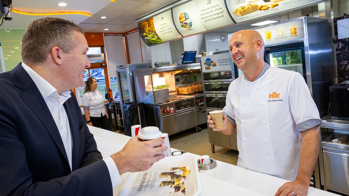 T.v. Jonas Rieck, affärsområdesdirektör på Samlahll tillsammans med Christoffer Bergfors, vice koncernchef på MAX Burgers. Foto: Jonas Lovéus